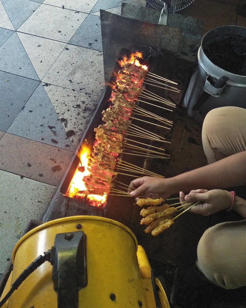 Sate kelapa dibakar di atas arang