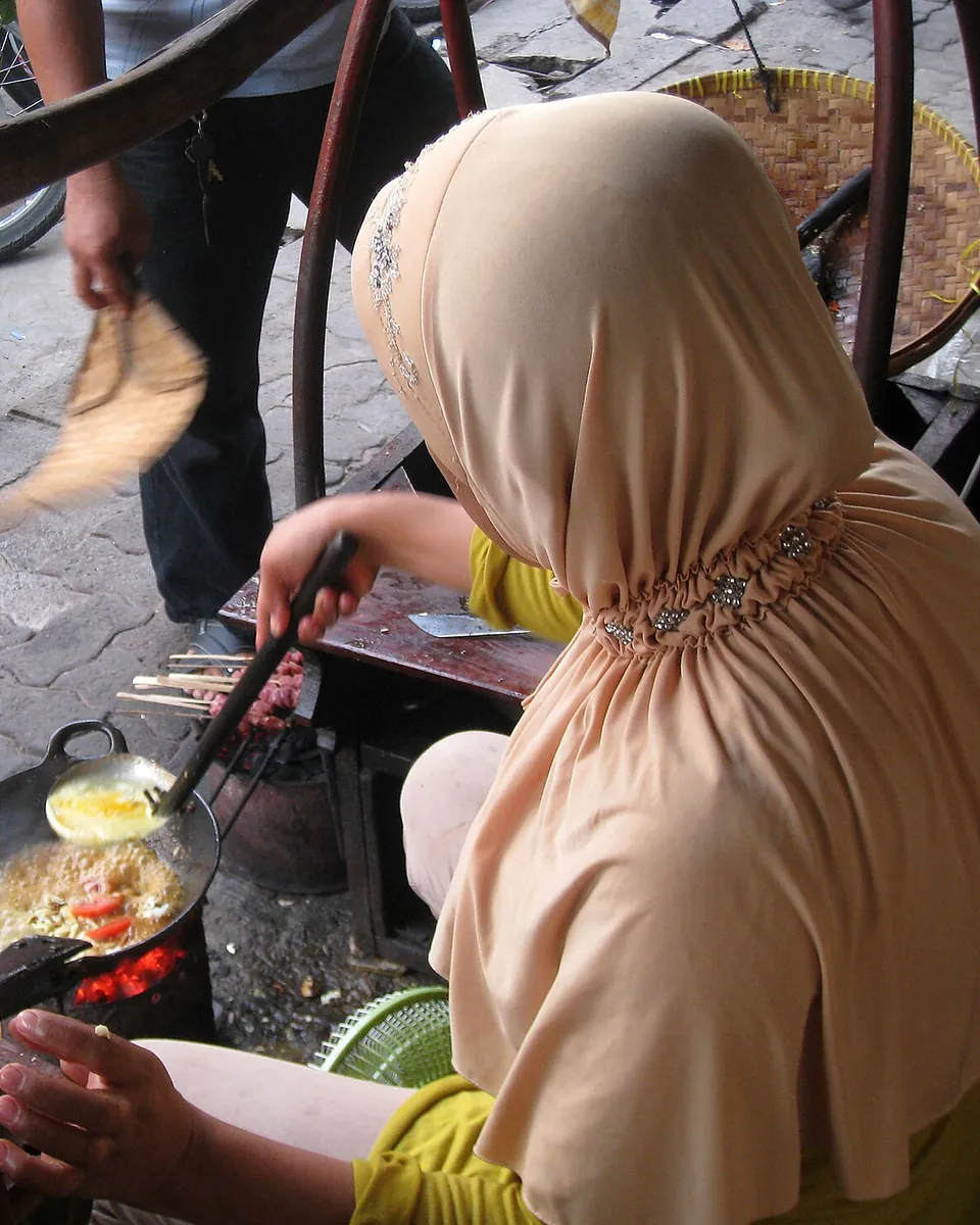 Penjual memasak tongseng di gerobak, Glodok, Jakarta