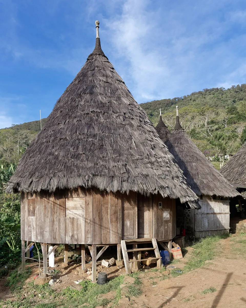 Rumah mbaru niang di Kampung Wae Rebo, Flores